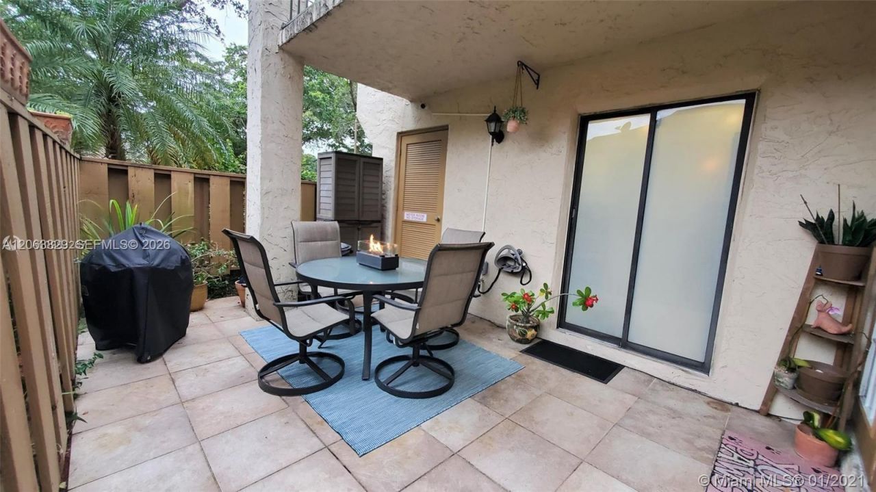 40 Wimbledon Lake Dr, Unit 216, Plantation, FL 33324 Photo