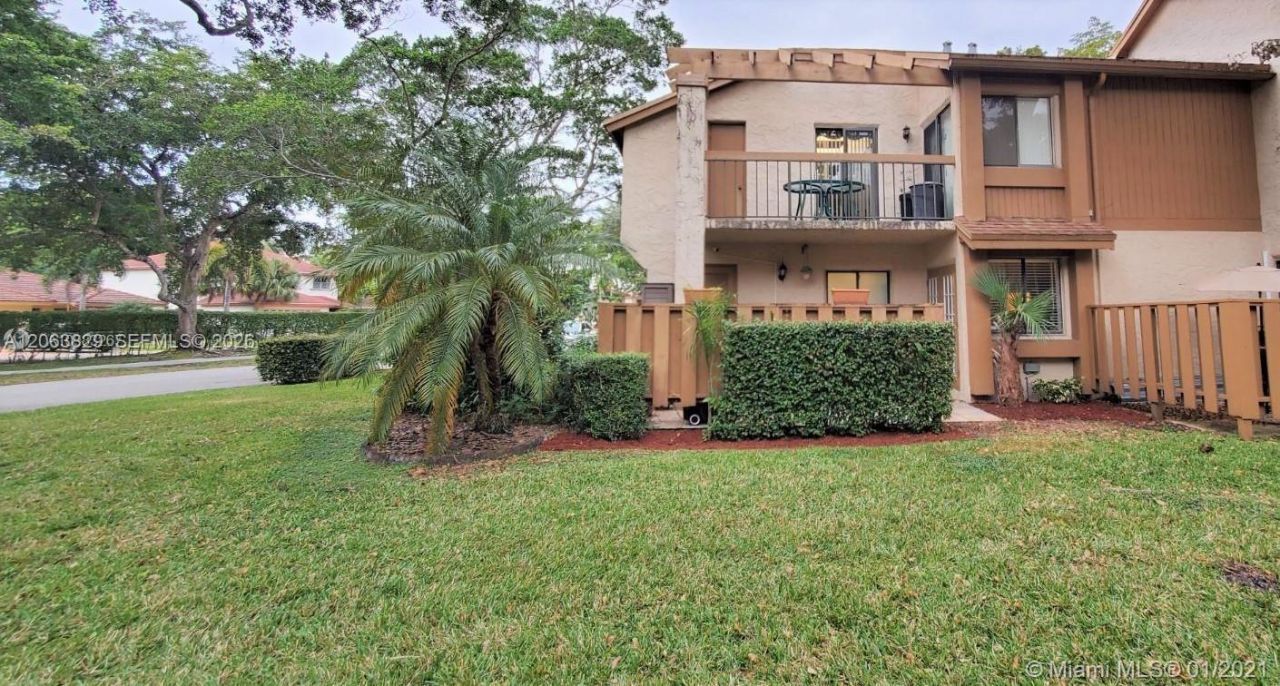 40 Wimbledon Lake Dr, Unit 216, Plantation, FL 33324 Photo