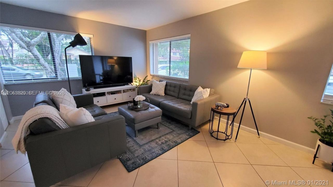 40 Wimbledon Lake Dr, Unit 216, Plantation, FL 33324 Photo