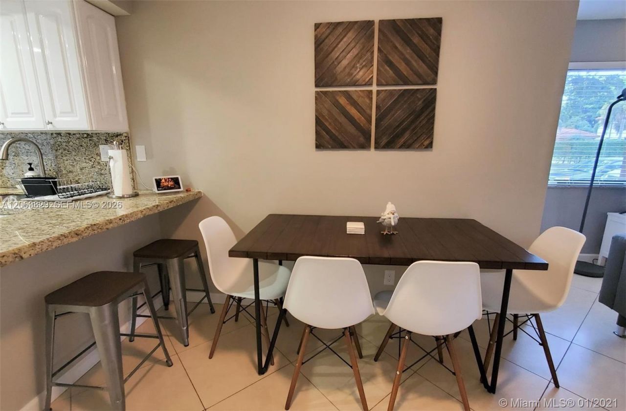 40 Wimbledon Lake Dr, Unit 216, Plantation, FL 33324 Photo