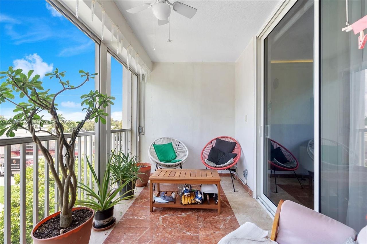 1000 NE 12th Ave, Unit 408, Hallandale Beach, FL 33009 Photo