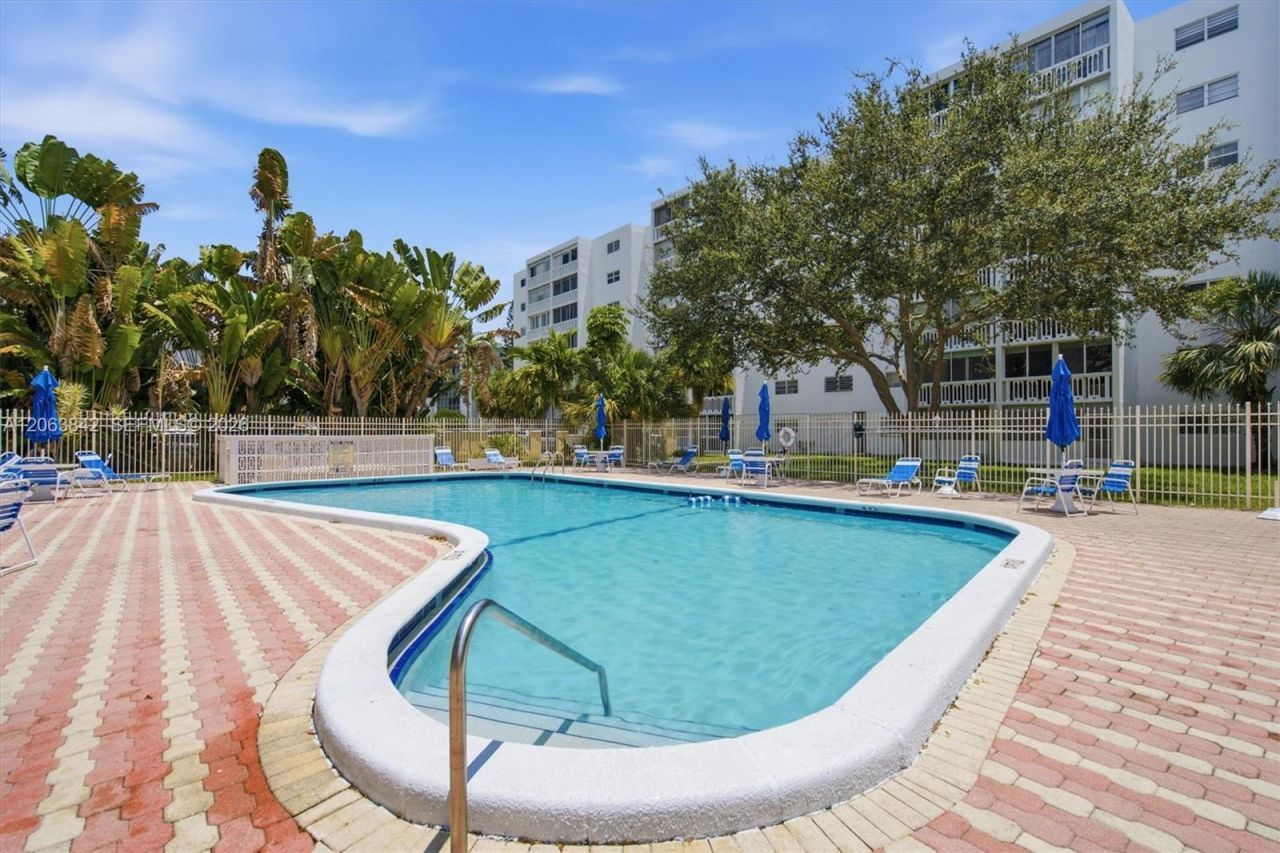 1000 NE 12th Ave, Unit 408, Hallandale Beach, FL 33009 Photo