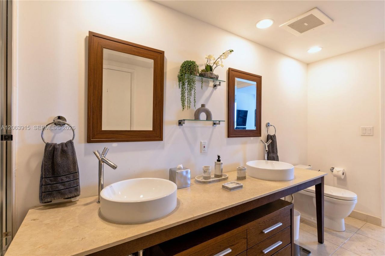475 Brickell Ave , Unit 4511, Miami, FL 33131 Photo