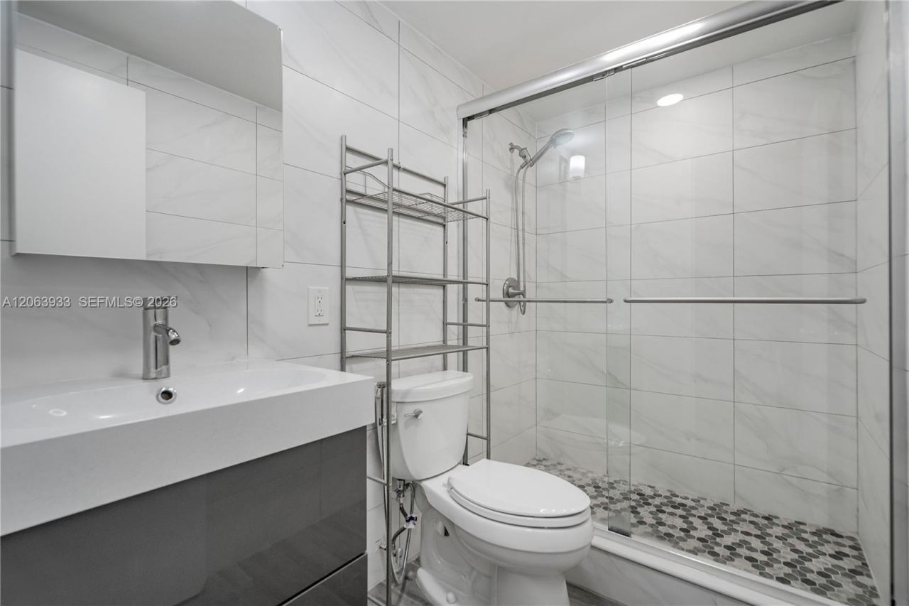 2455 NE 51st St, Unit E114, Fort Lauderdale, FL 33308 Photo