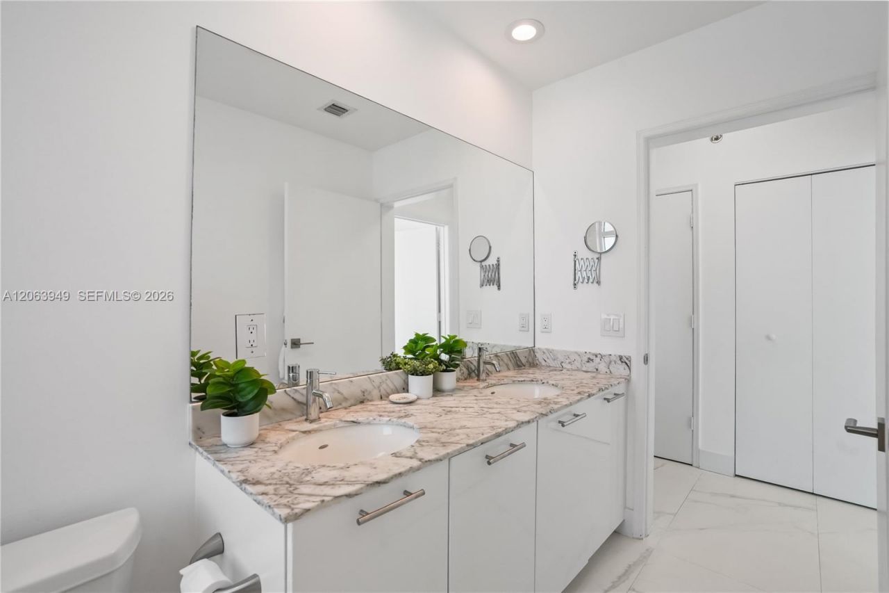 950 Brickell Bay Dr, Unit 4101, Miami, FL 33131 Photo