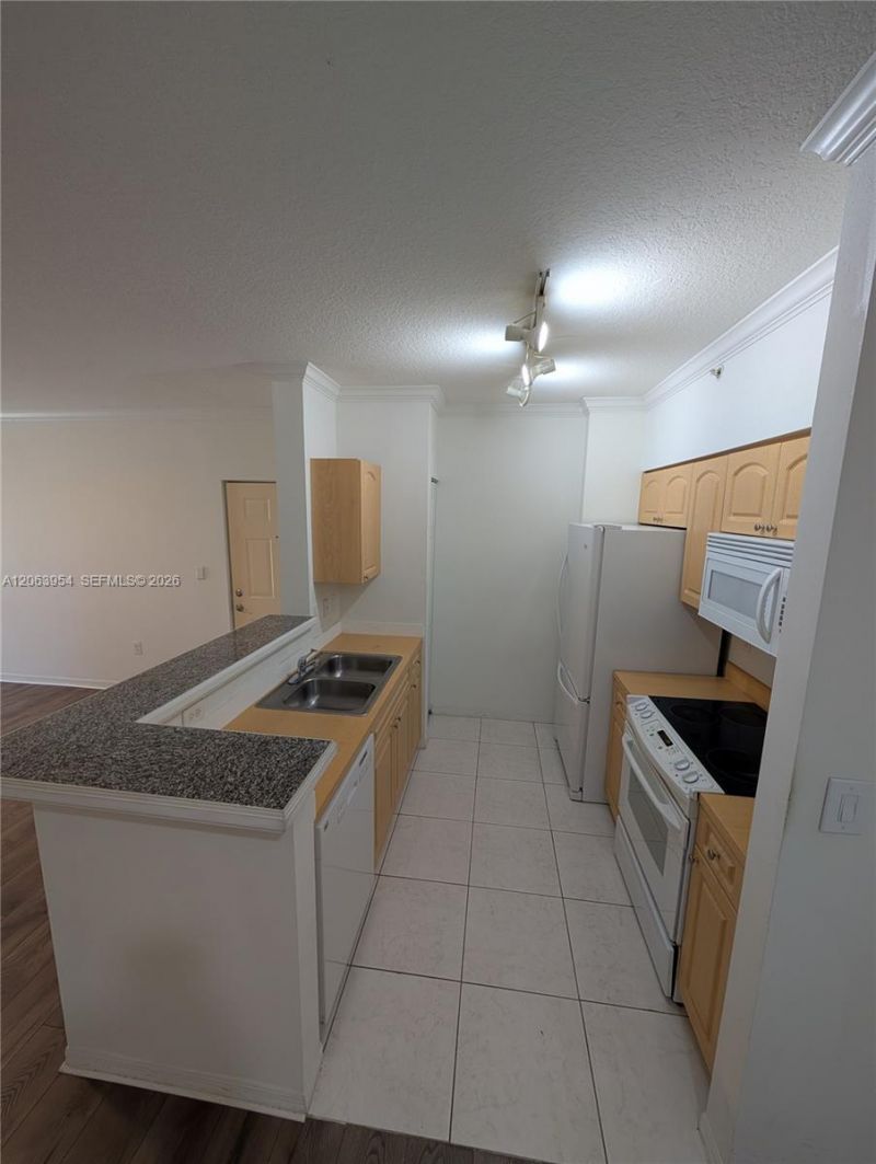 6831 SW 44th St, Unit 203, Miami, FL 33155 Photo
