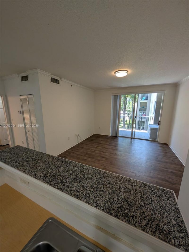 6831 SW 44th St, Unit 203, Miami, FL 33155 Photo