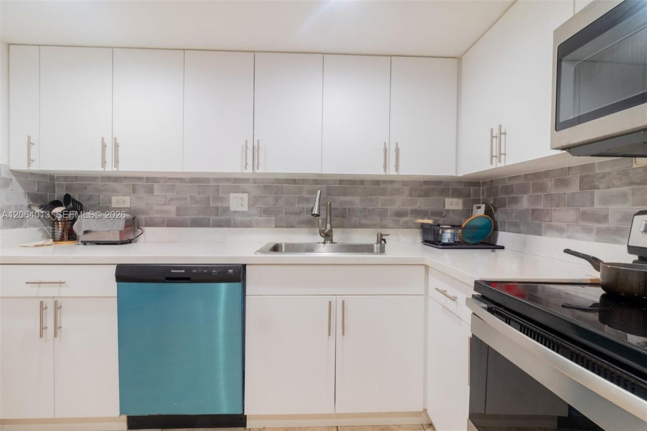 251 174th St, Unit 808, Sunny Isles Beach, FL 33160 Photo