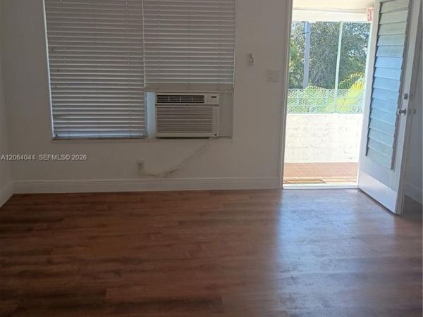 545 74 , Unit 8, Miami Beach, FL 33142