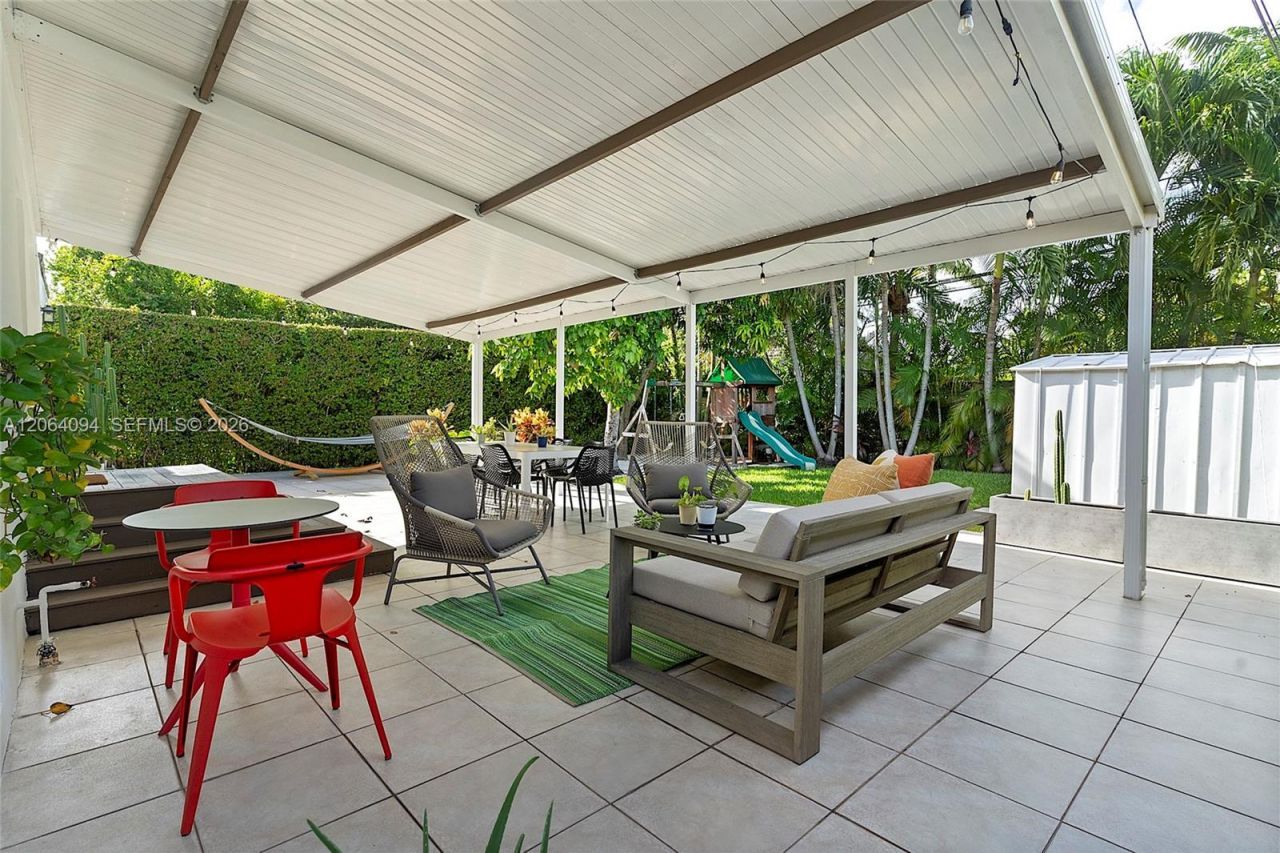 2451 SW 25th St, Miami, FL 33133 Photo