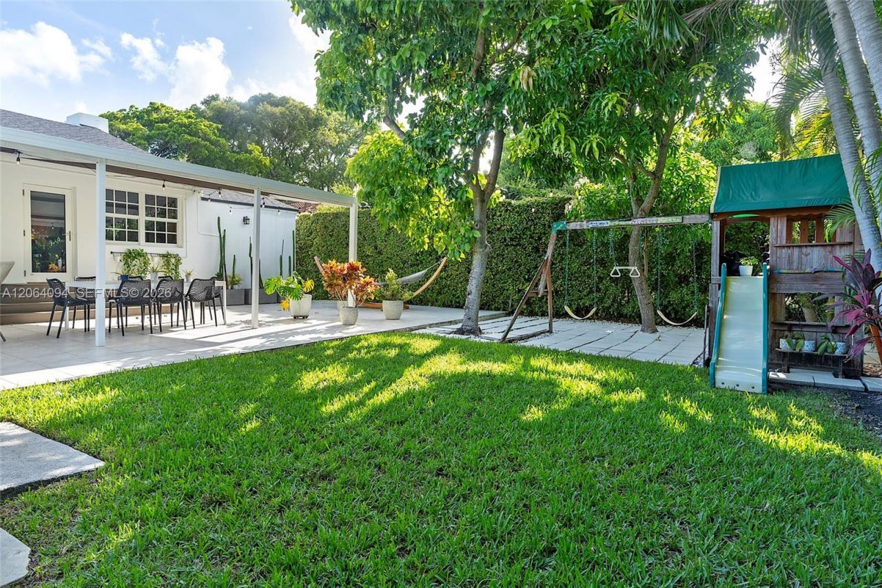 2451 SW 25th St, Miami, FL 33133 Photo