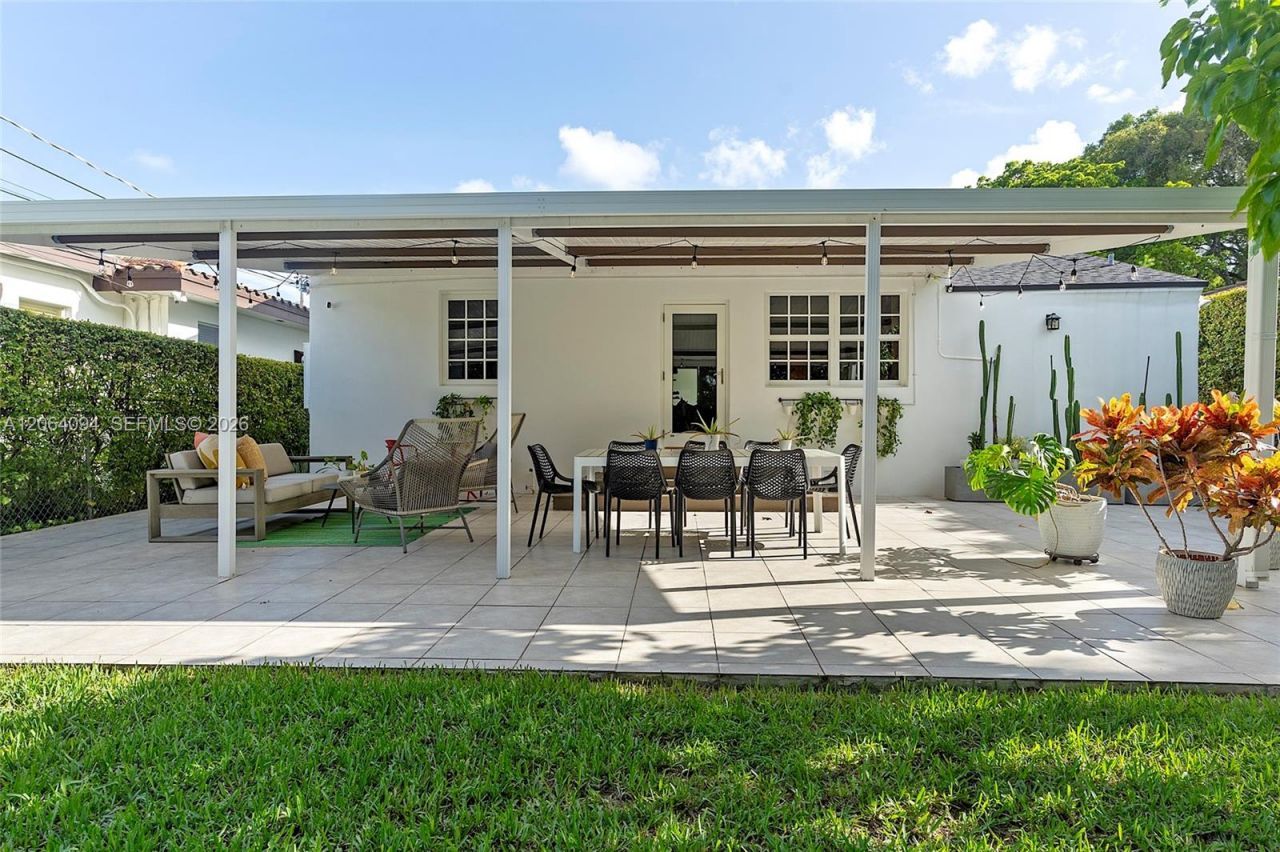 2451 SW 25th St, Miami, FL 33133 Photo