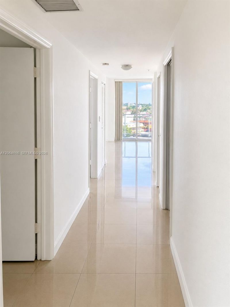 1 Glen Royal Pkwy, Unit 702, Miami, FL 33125 Photo