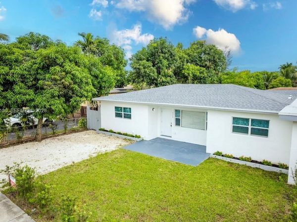 320 NE 160th St , Miami, FL 33162