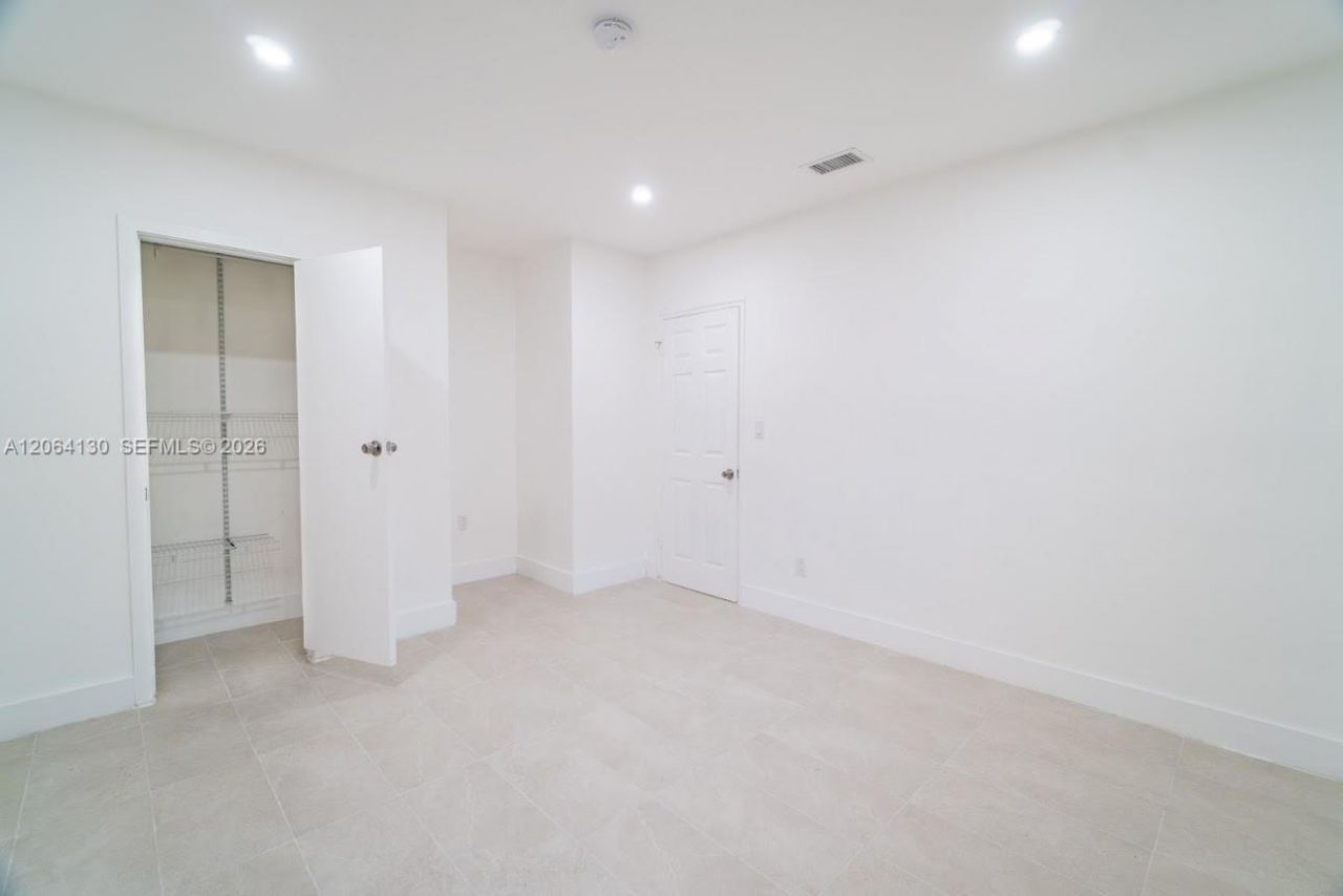 320 NE 160th St, Miami, FL 33162 Photo
