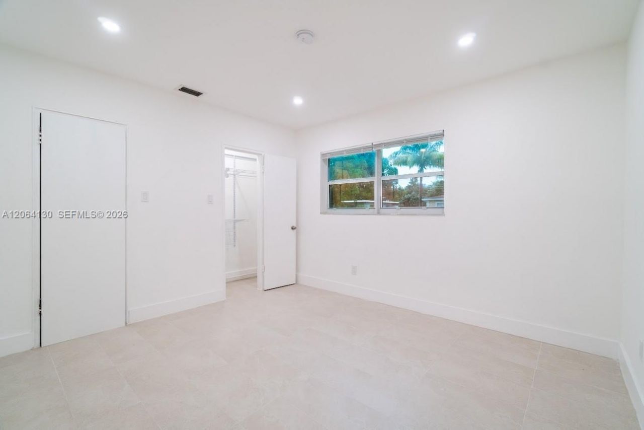 320 NE 160th St, Miami, FL 33162 Photo