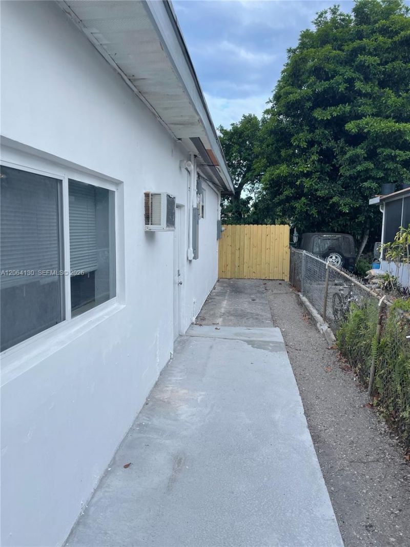 320 NE 160th St, Miami, FL 33162 Photo