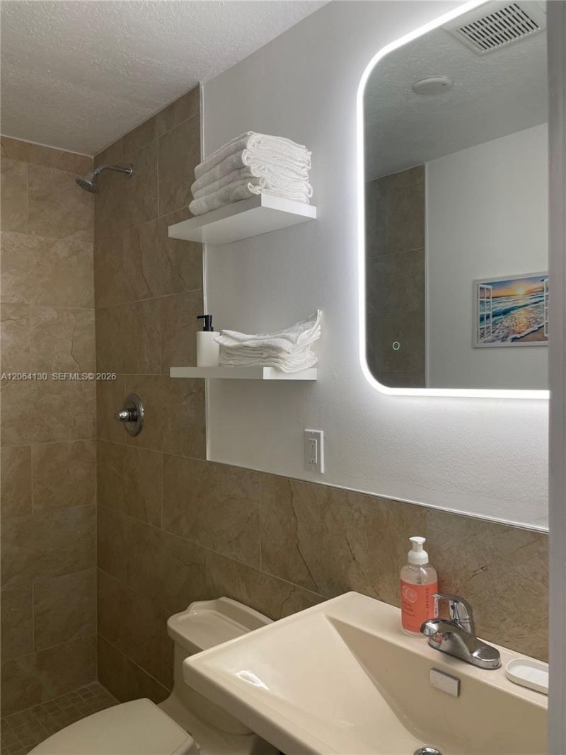 320 NE 160th St, Miami, FL 33162 Photo
