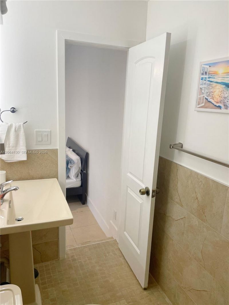 320 NE 160th St, Miami, FL 33162 Photo