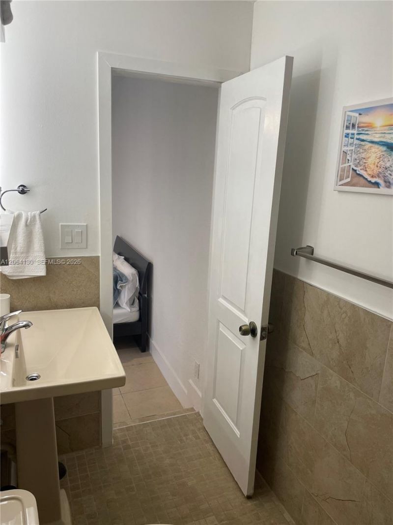 320 NE 160th St, Miami, FL 33162 Photo