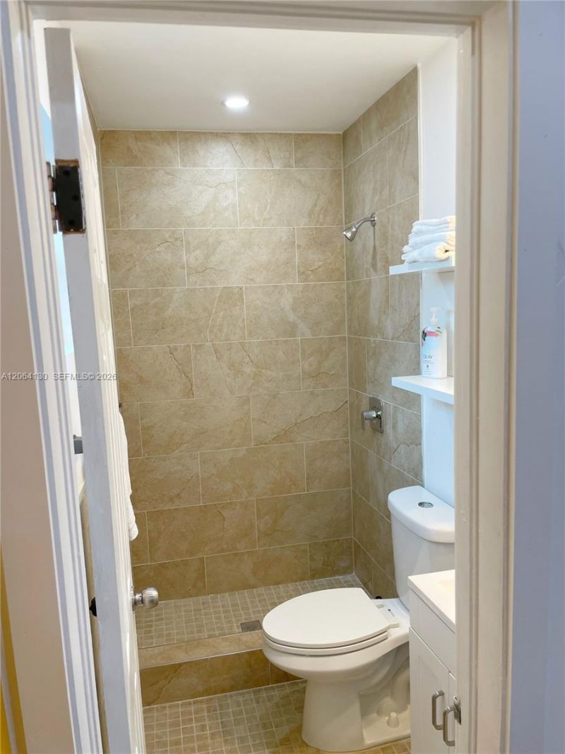 320 NE 160th St, Miami, FL 33162 Photo