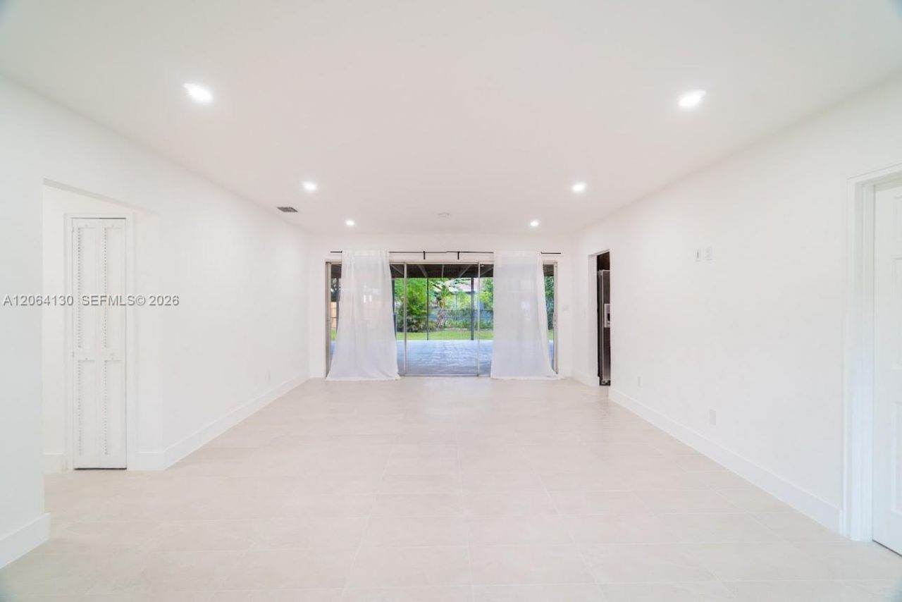 320 NE 160th St, Miami, FL 33162 Photo