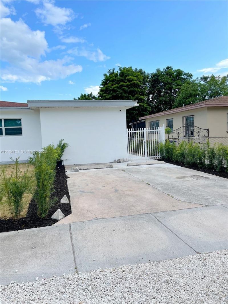 320 NE 160th St, Miami, FL 33162 Photo