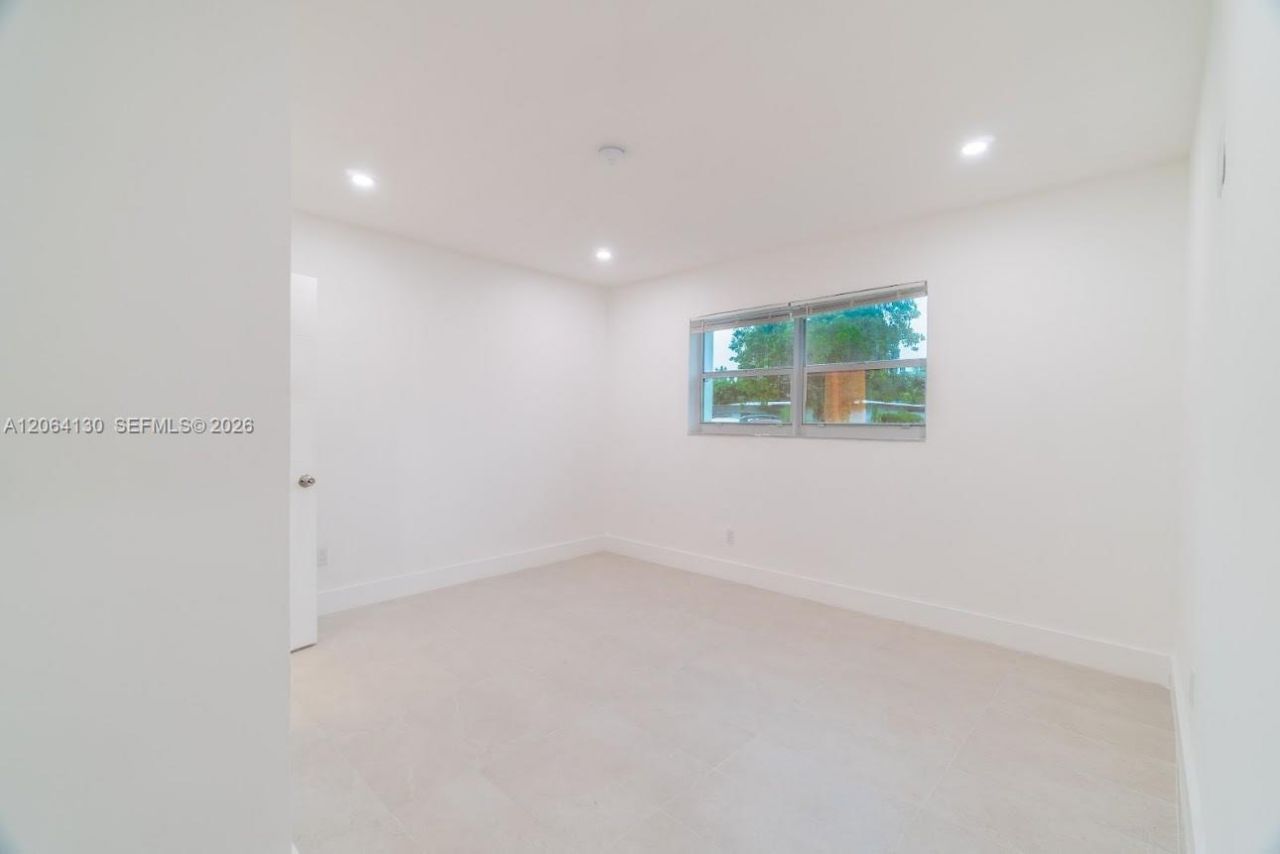 320 NE 160th St, Miami, FL 33162 Photo