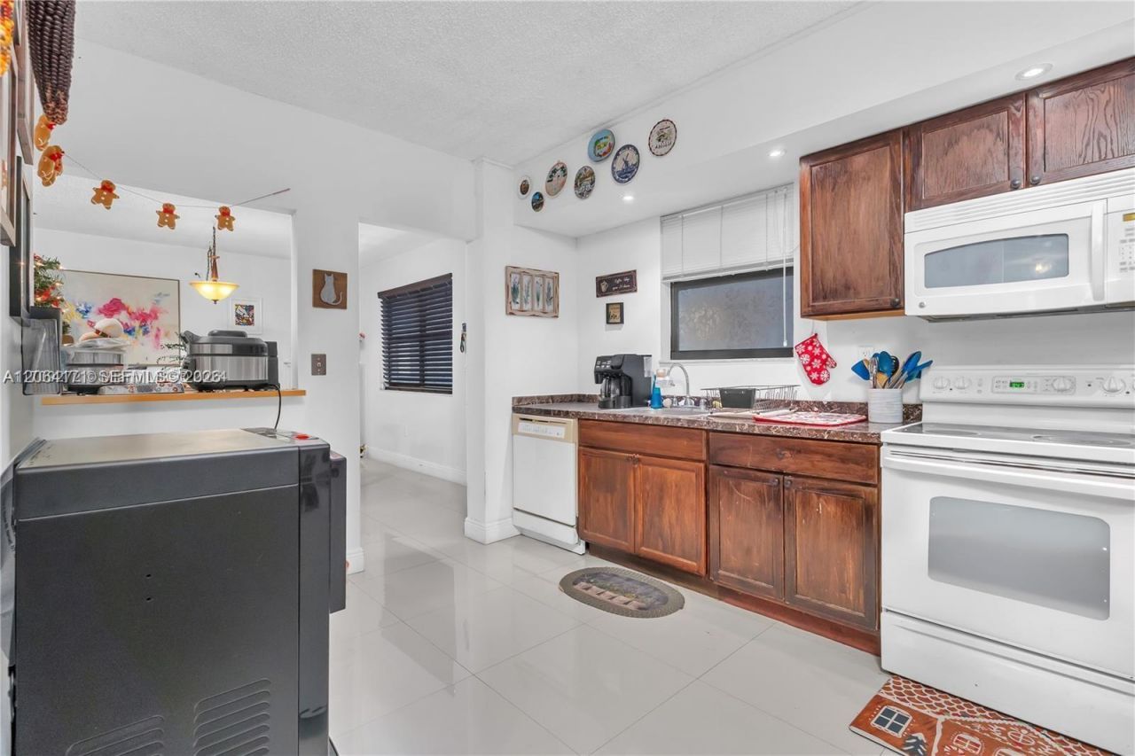 491 Ives Dairy Rd , Unit 202-5, Miami, FL 33179 Photo