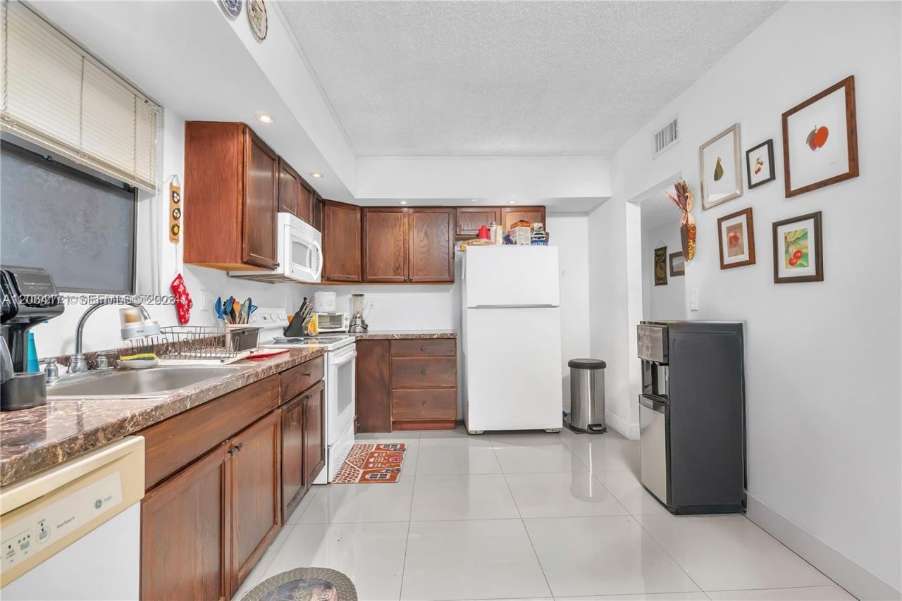 491 Ives Dairy Rd , Unit 202-5, Miami, FL 33179 Photo