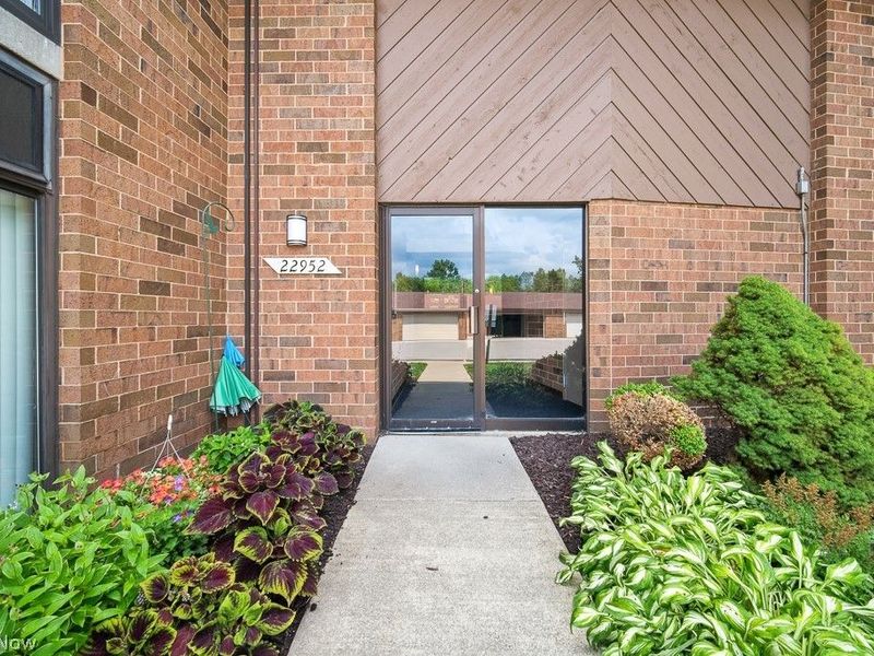 22952 Mastick Road, Unit 101, Fairview Park, OH 44126 Photo 2