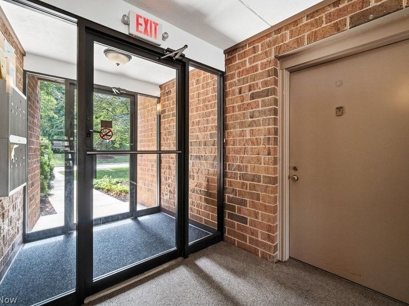22952 Mastick Road, Unit 101, Fairview Park, OH 44126 Photo 3