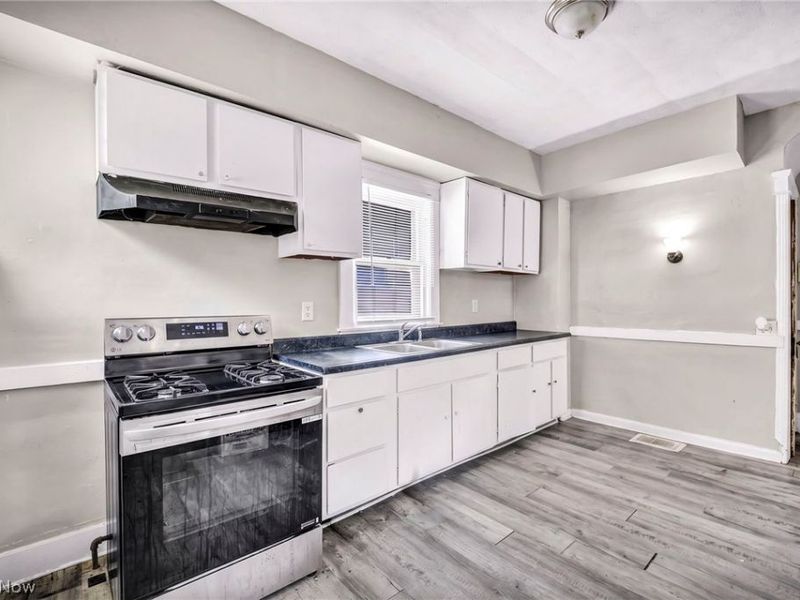 10001 Yale Avenue , Cleveland, OH 44108 Photo 9