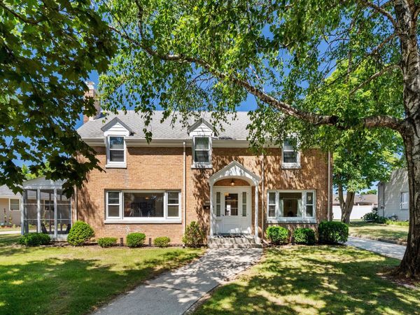 1212 Fairmont Ln, Manitowoc, WI 54220
