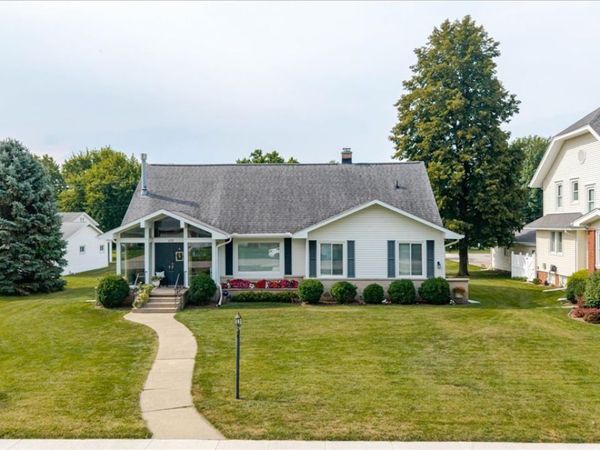 111 E 7th Street , Gridley, IL 61744