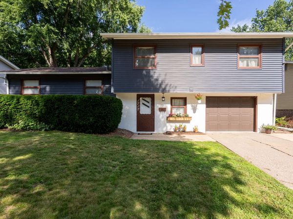1717 Fairmeadows Drive, Bettendorf, IA 52722