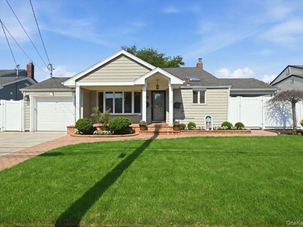 220 Eastlake Avenue , Massapequa Park, NY 11762