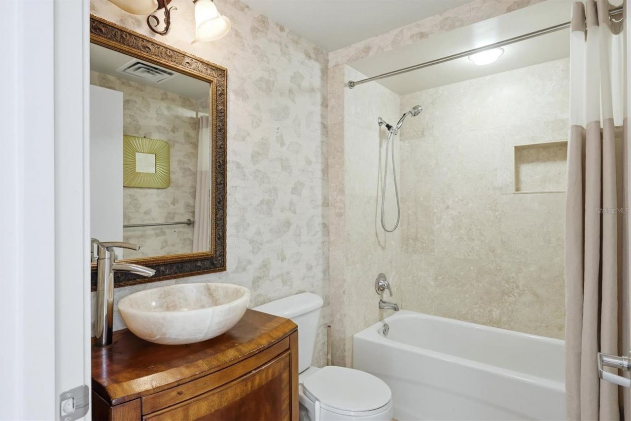 1990 Main Street, Unit 4, Sarasota, FL 34236 Photo