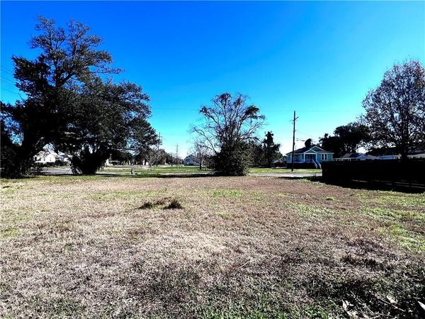 5564 CAMERON Boulevard , New Orleans, LA 70122