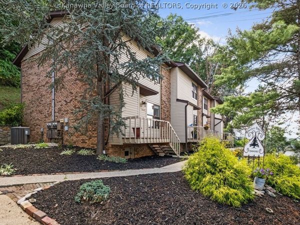 1822 Mountain Drive, South Charleston, WV 25303