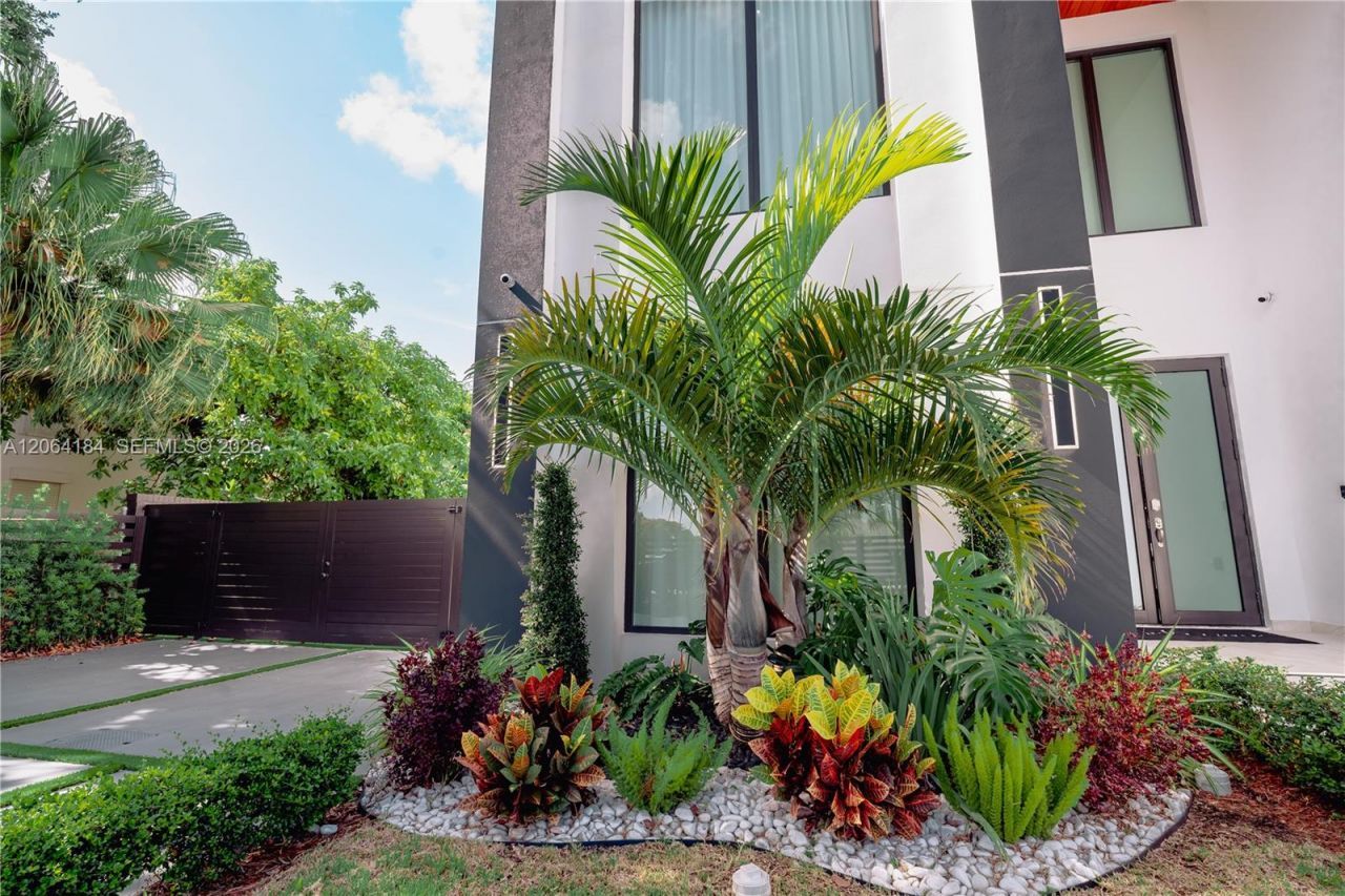 9330 SW 34th St, Miami, FL 33165 Photo