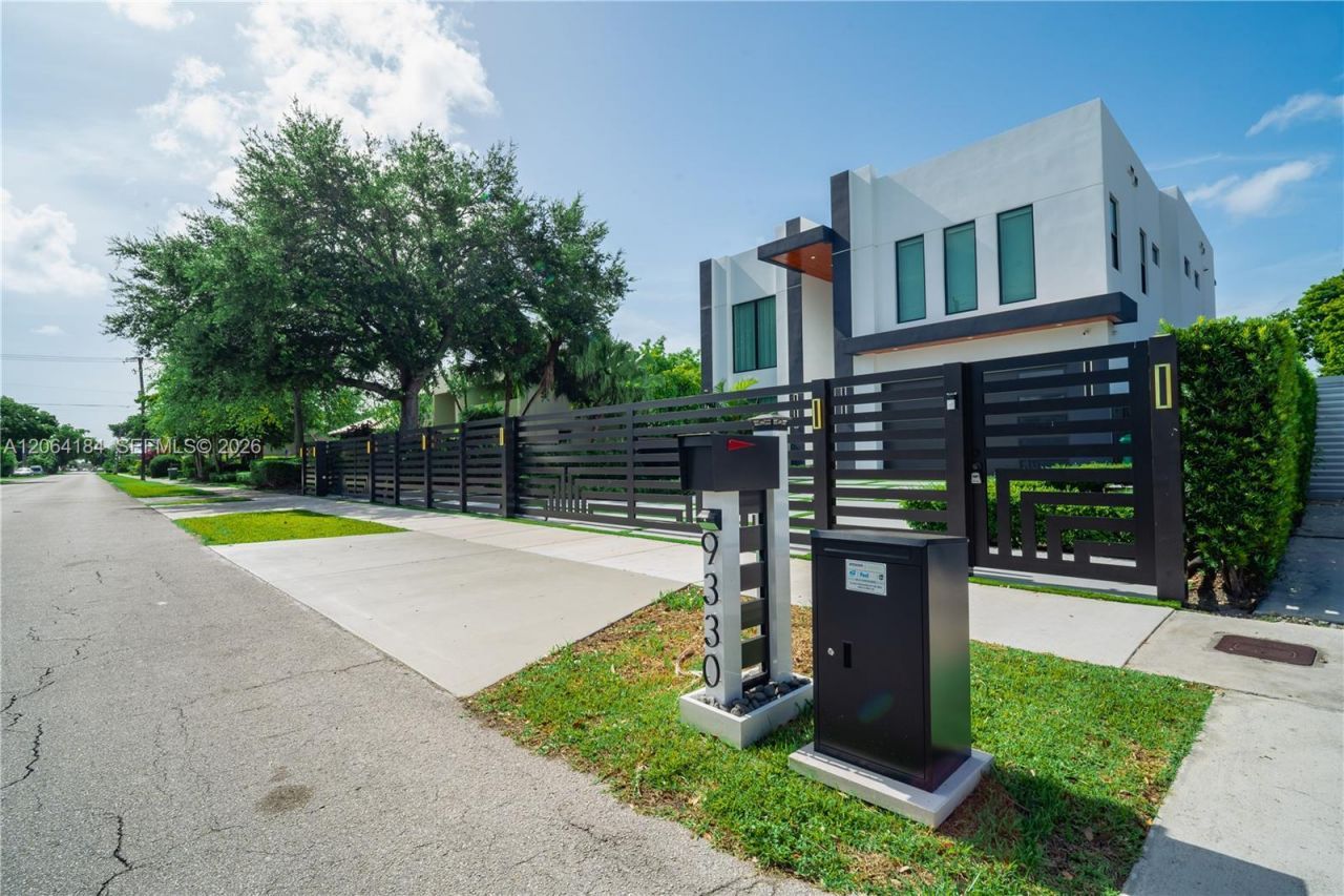 9330 SW 34th St, Miami, FL 33165 Photo