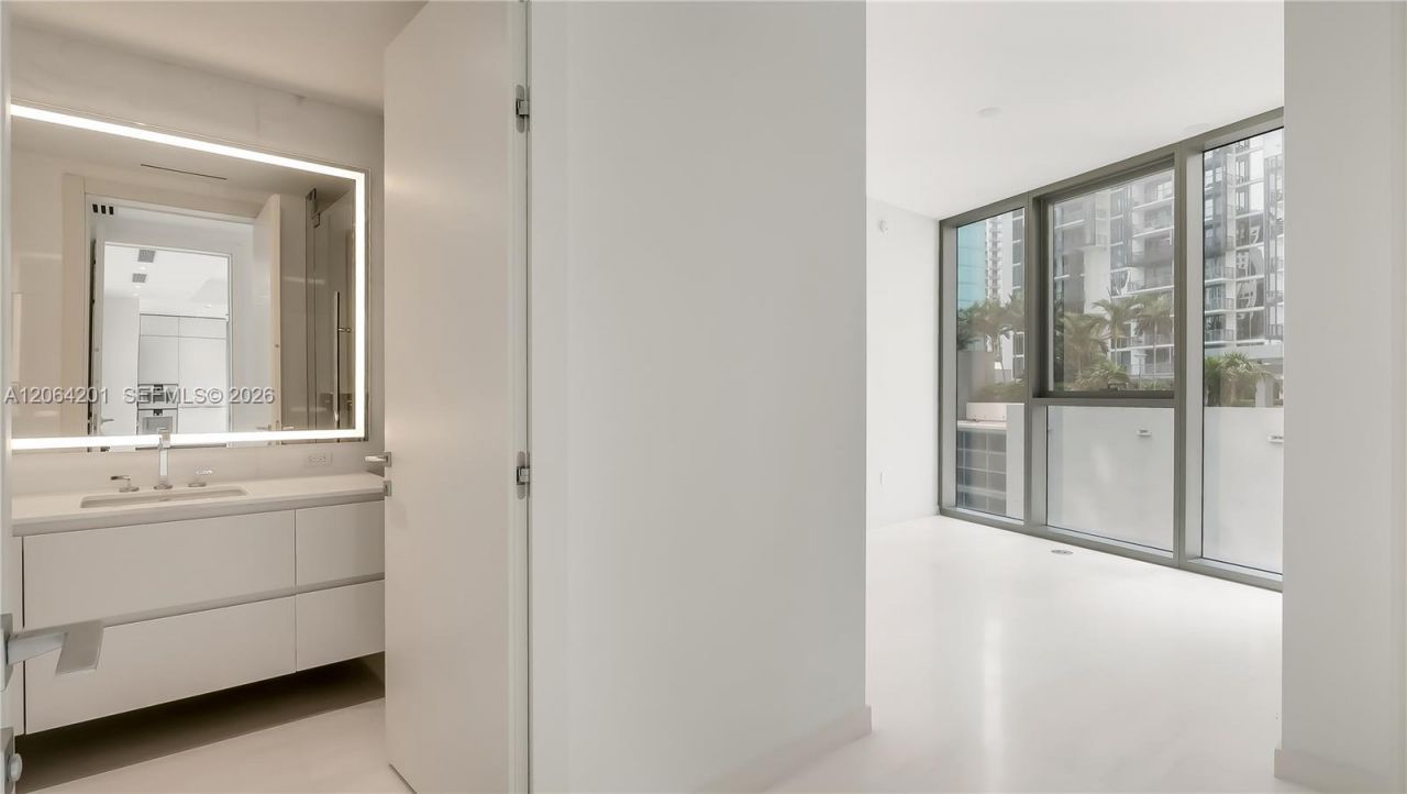 300 Biscayne Boulevard Way, Unit 1106E, Miami, FL 33131 Photo