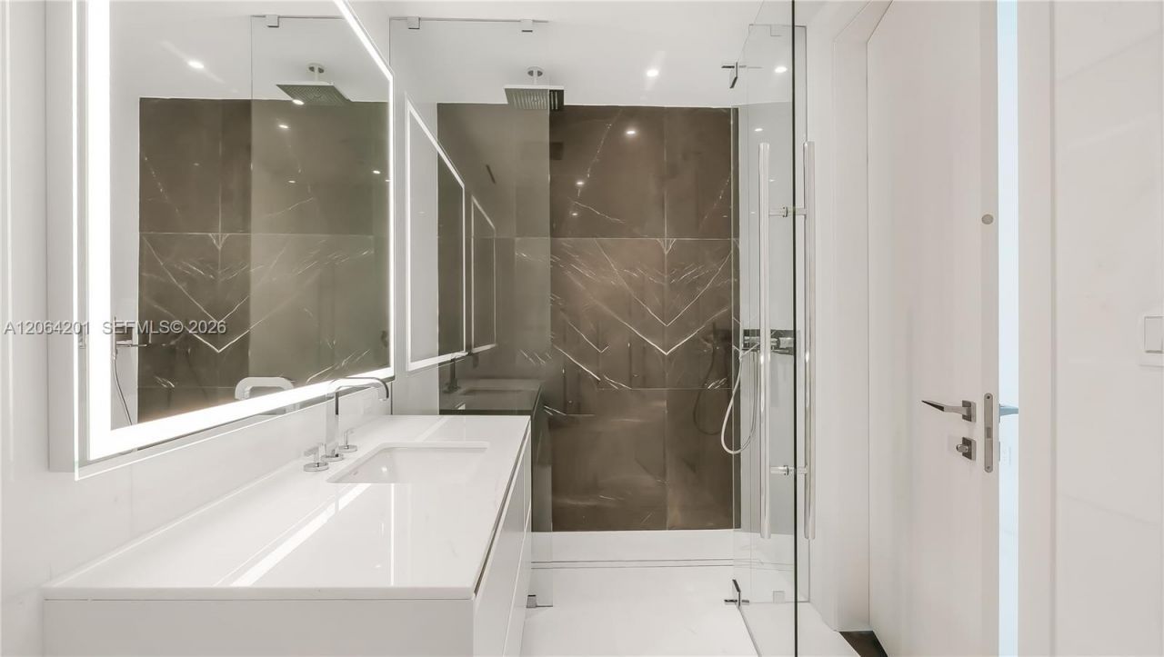 300 Biscayne Boulevard Way, Unit 1106E, Miami, FL 33131 Photo