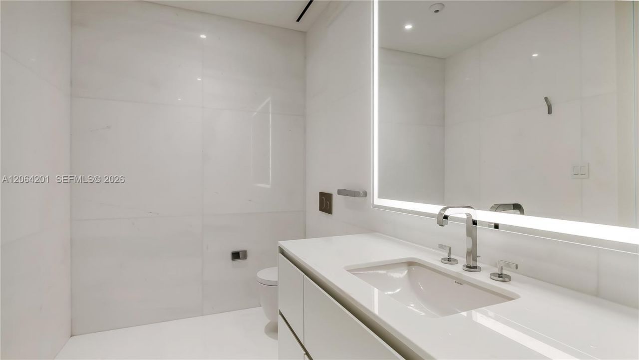 300 Biscayne Boulevard Way, Unit 1106E, Miami, FL 33131 Photo