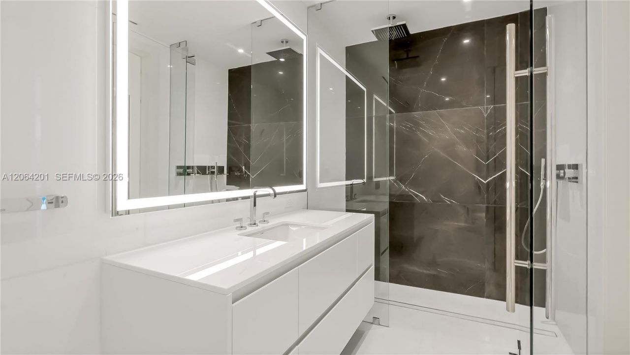 300 Biscayne Boulevard Way, Unit 1106E, Miami, FL 33131 Photo
