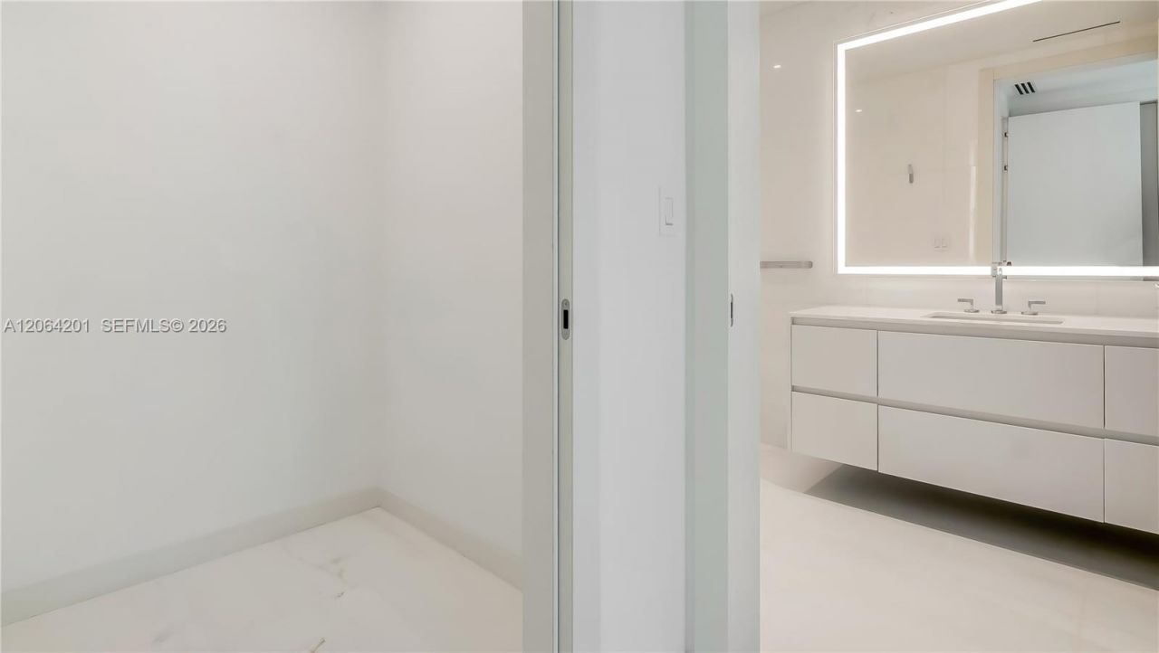 300 Biscayne Boulevard Way, Unit 1106E, Miami, FL 33131 Photo