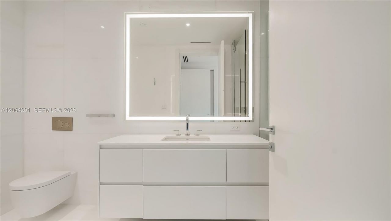 300 Biscayne Boulevard Way, Unit 1106E, Miami, FL 33131 Photo