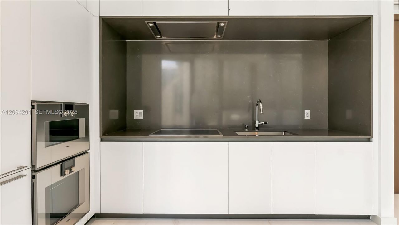 300 Biscayne Boulevard Way, Unit 1106E, Miami, FL 33131 Photo