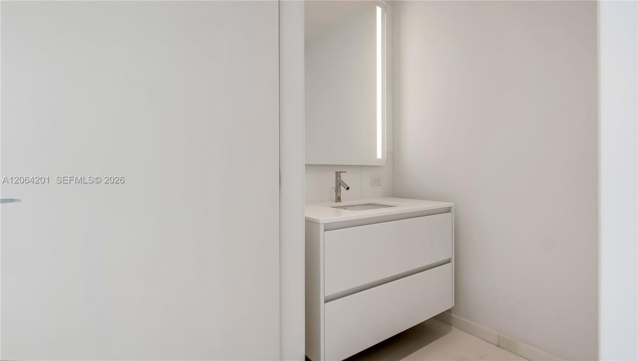300 Biscayne Boulevard Way, Unit 1106E, Miami, FL 33131 Photo